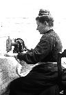 Elizabeth van Hoogen 1913 aan de naaimachine(click to enlarge)